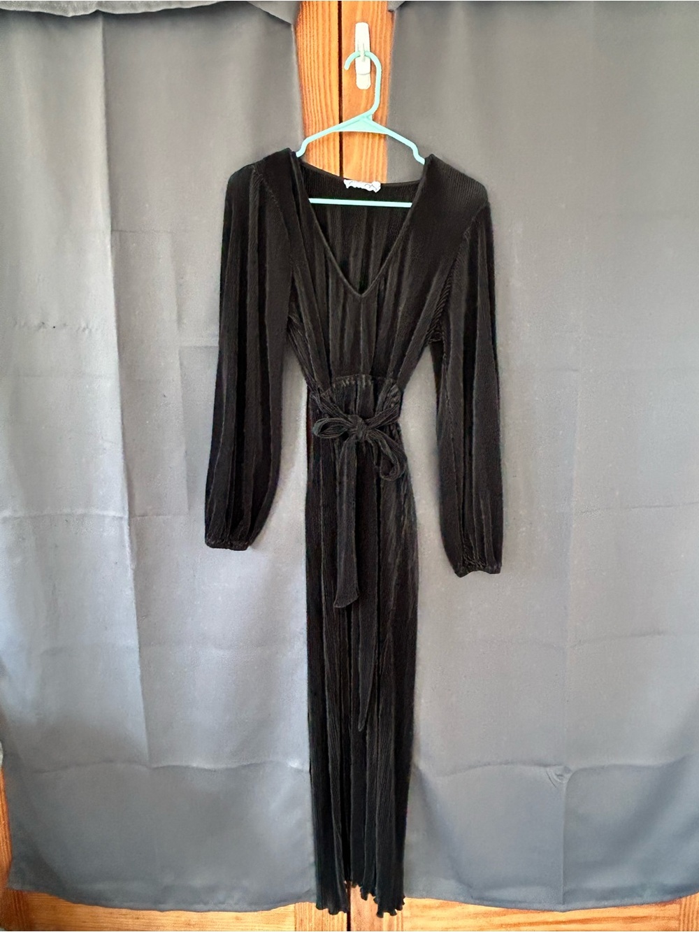 Petal & Pup V-Neckline Plisse Tie-Waist Lettuce Hem Maxi Dress Black Size 4